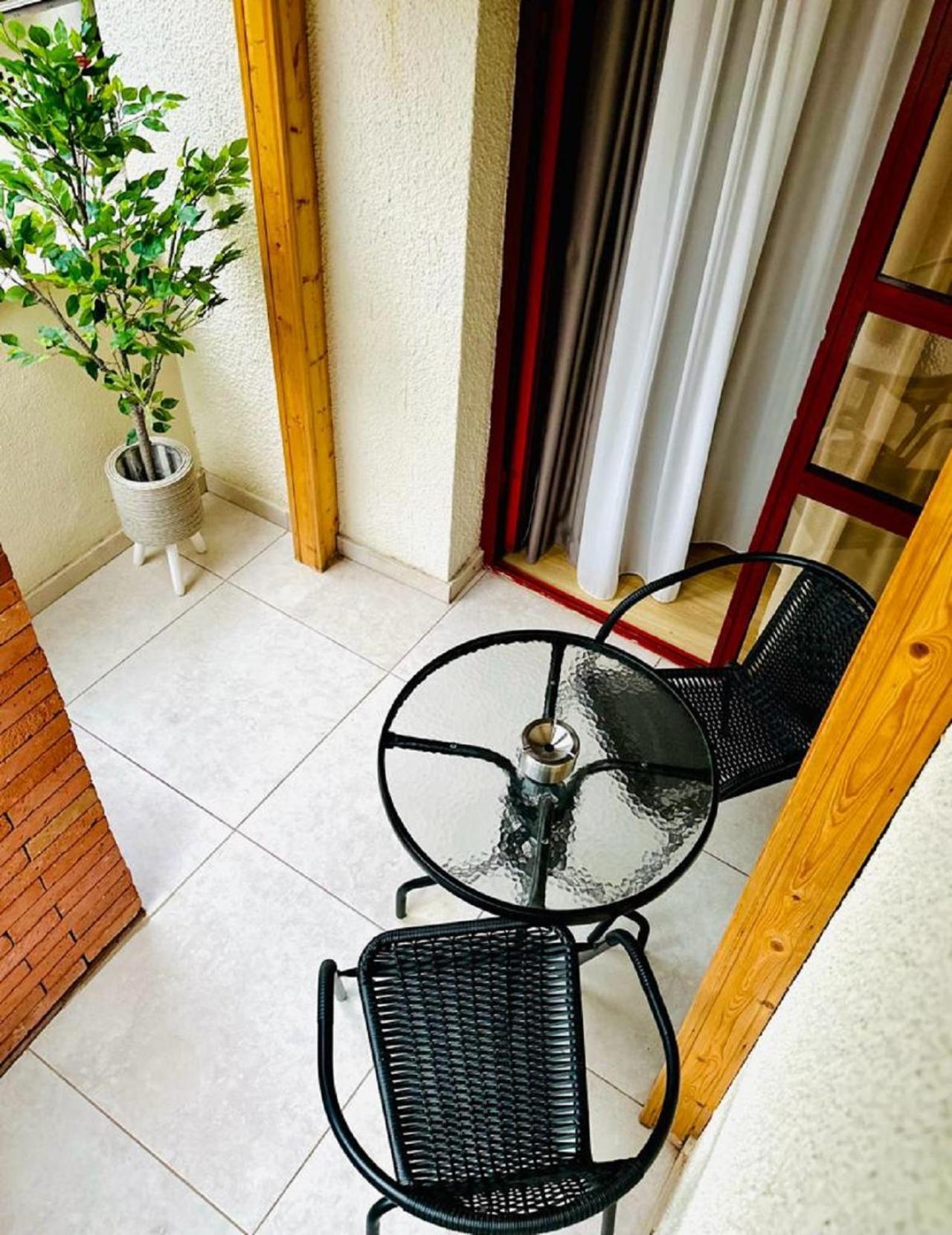 Hotel Well Inn Tiflis Exterior foto