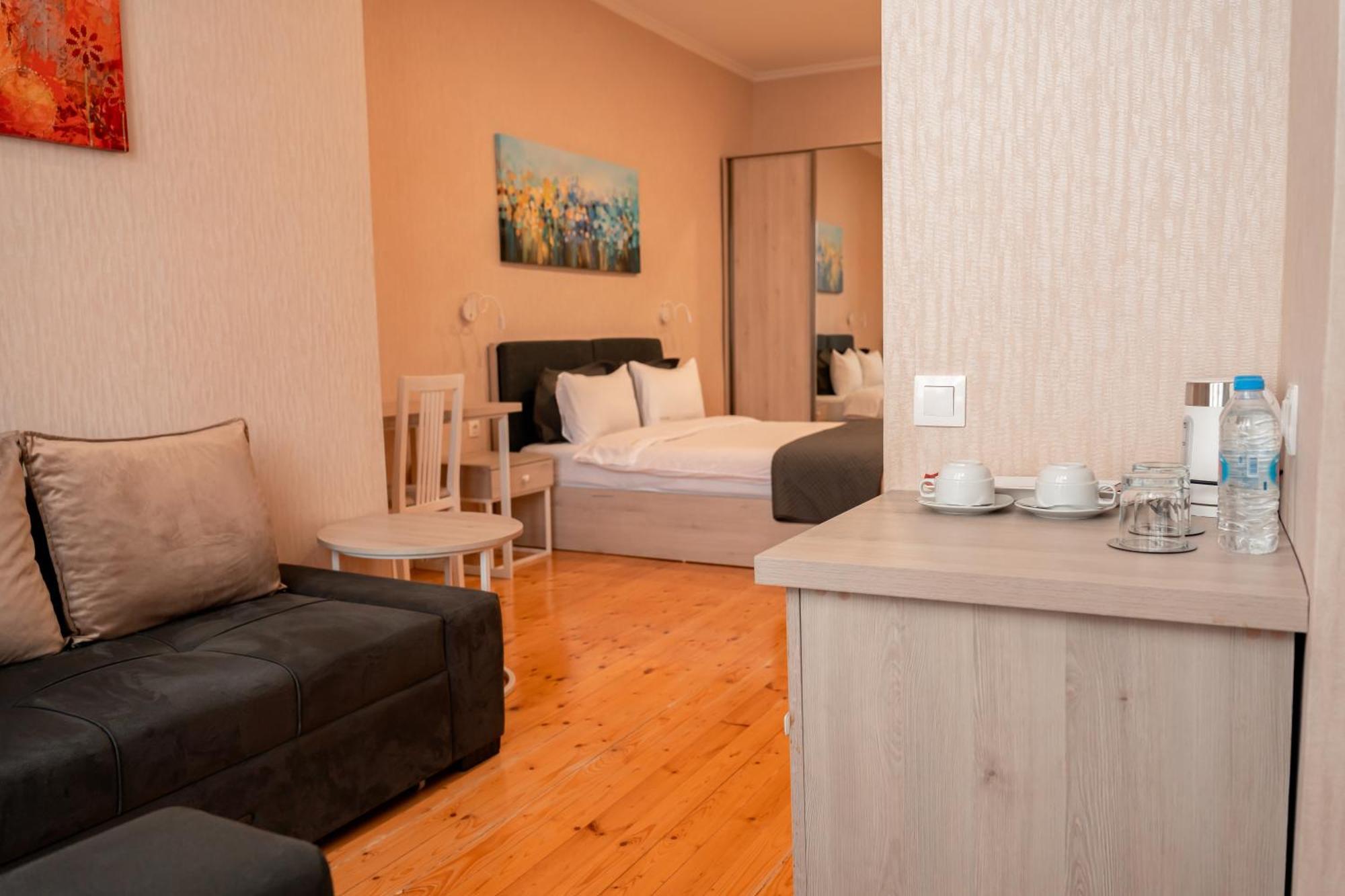 Hotel Well Inn Tiflis Exterior foto