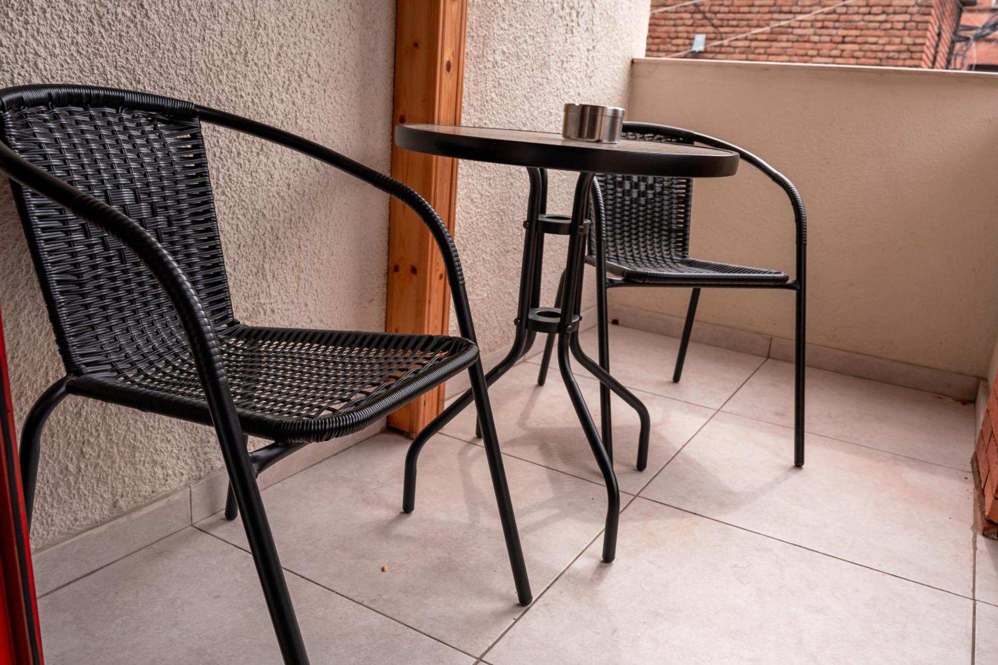 Hotel Well Inn Tiflis Exterior foto