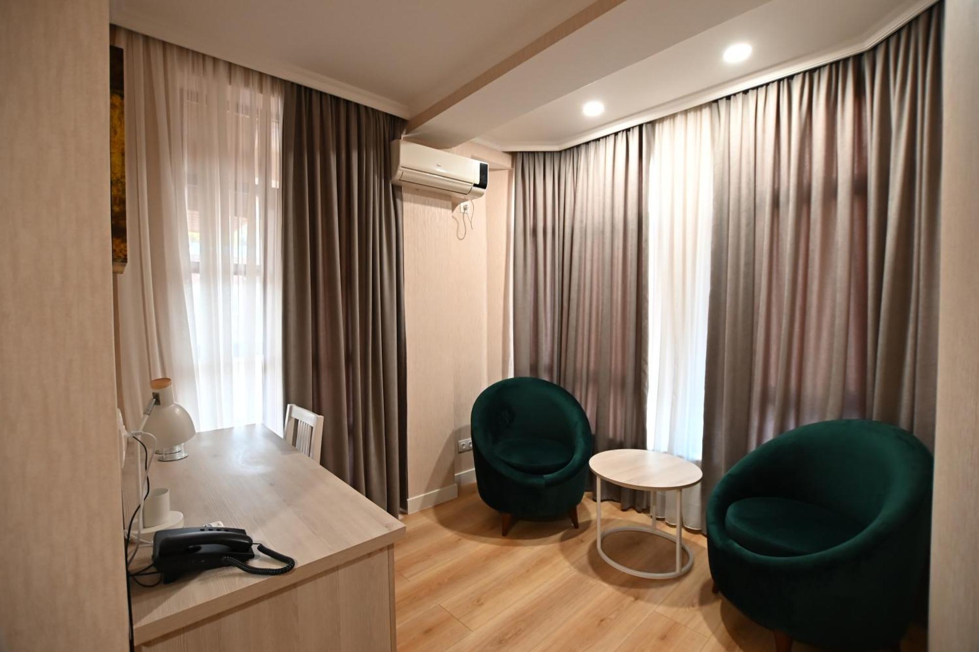 Hotel Well Inn Tiflis Exterior foto